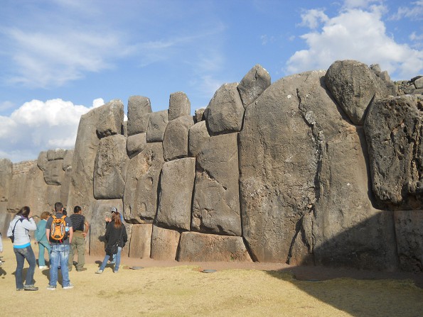 Cusco Sacsayhuam�n, giant zigzag wall 20