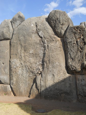 Cusco Sacsayhuam�n, giant zigzag wall, one of the giant stones