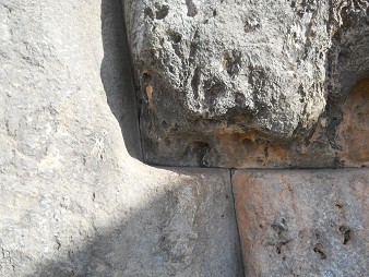 Cusco Sacsayhuam�n, giant zigzag wall, detail 11