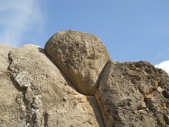Cusco Sacsayhuam�n, giant zigzag wall, detail 12