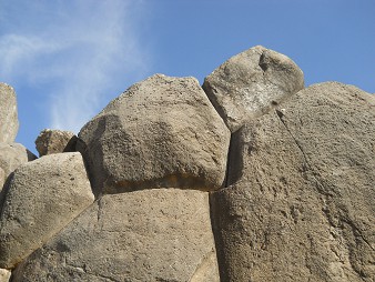 Cusco Sacsayhuam�n, giant zigzag wall, detail 14