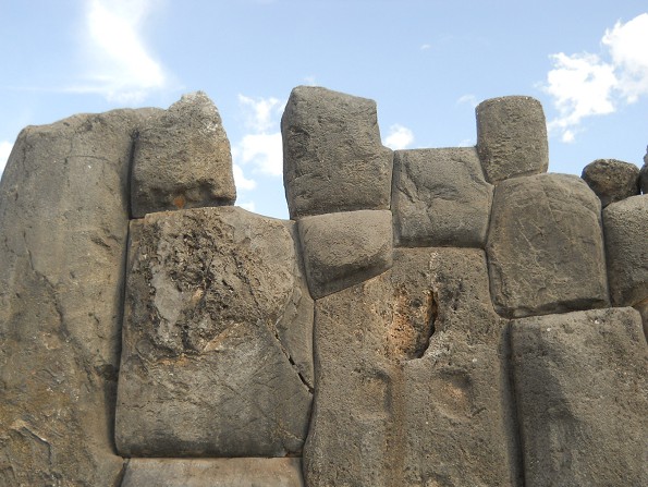 Cusco Sacsayhuam�n, giant zigzag wall, detail 15