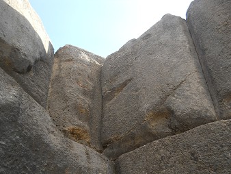 Cusco Sacsayhuam�n, giant zigzag wall, detail 18