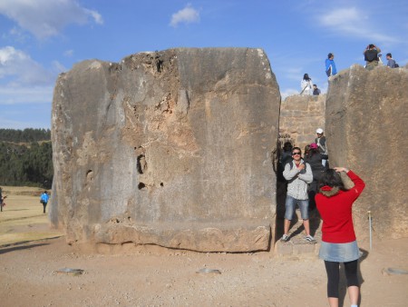 Cusco Sacsayhuam�n, corridor to the stairs with two giant corner stones 02