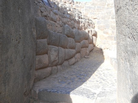 The wall in teh corridor leading to the stairs is of little stones and in different qualities