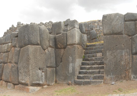 Cusco Sacsayhuamn, eine weitere Treppe mit geometrisch geschnittenen Giga-Ecksteinen, Panoramafoto