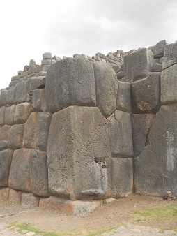 Cusco Sacsayhuamn, eine weitere Treppe mit geometrisch geschnittenen Giga-Ecksteinen 1