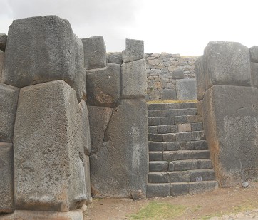 Cusco Sacsayhuamn, eine weitere Treppe mit geometrisch geschnittenen Giga-Ecksteinen, Panorama 2