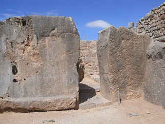 Cusco Sacsayhuam�n, corridor to the stairs with two giant corner stones 04 without tourists