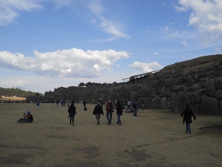 Paseo m�s al centro del campo de Sacsayhuam�n