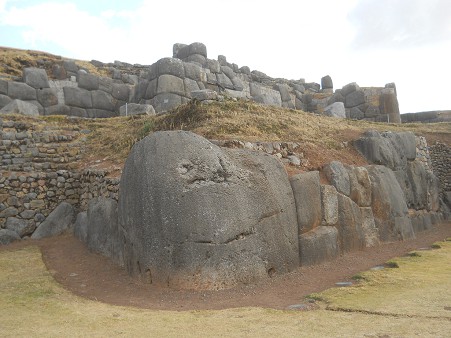 Cusco Sacsayhuamán, muro en zigzag gigante 05 Cusco Sacsayhuamán, muro en zigzag gigante 05