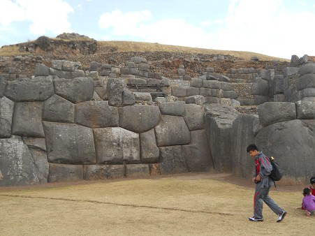 Cusco Sacsayhuam�n, muro en zigzag gigante 06