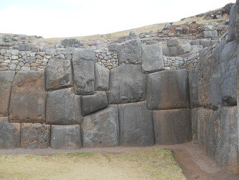 Cusco Sacsayhuamán, muro en zigzag gigante 07 Cusco Sacsayhuamán, muro en zigzag gigante 07