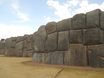 Cusco Sacsayhuam�n, muro en zigzag gigante 09