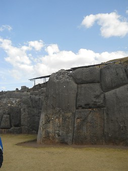 Cusco Sacsayhuamán, muro en zigzag gigante 11 Cusco Sacsayhuamán, muro en zigzag gigante 11