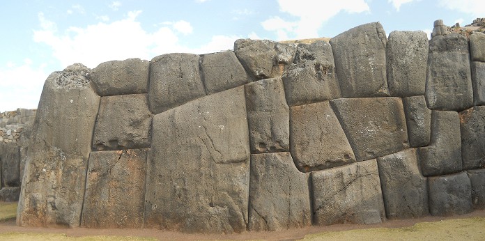 Cusco Sacsayhuamán, muro en zigzag foto panorama 01 Cusco Sacsayhuamán, muro en zigzag foto panorama 01
