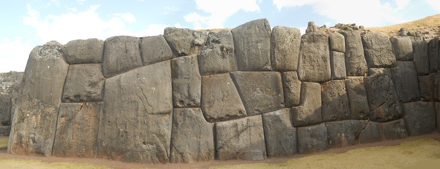 Cusco Sacsayhuamán, muro en zigzag foto panorama 02 Cusco Sacsayhuamán, muro en zigzag foto panorama 02