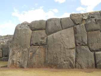 Cusco Sacsayhuam�n, muro en zigzag gigante 12
