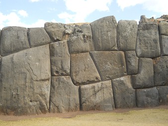 Cusco Sacsayhuam�n, muro en zigzag gigante 13