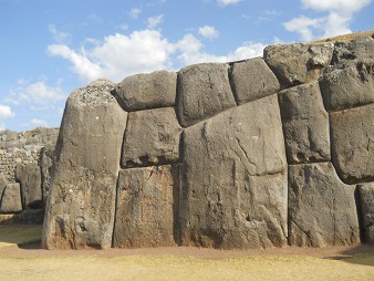 Cusco Sacsayhuam�n, muro en zigzag gigante 15