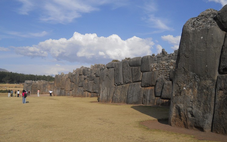 Cusco Sacsayhuamán, muro en zigzag gigante 18, otra vista total 04 Cusco Sacsayhuamán, muro en zigzag gigante 18, otra vista total 04