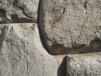 Cusco Sacsayhuam�n, muro con piedras cortadas, detalle 02