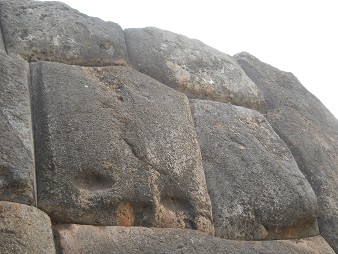 Cusco Sacsayhuam�n, muro en zigzag gigante, detalle 17
