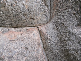 Cusco Sacsayhuam�n, muro en zigzag gigante, detalle 19