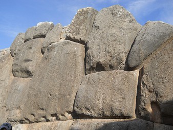Cusco Sacsayhuamán, muro en zigzag gigante, detalle 21 Cusco Sacsayhuamán, muro en zigzag gigante, detalle 21