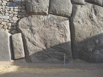 Cusco Sacsayhuam�n, muro con piedras cortadas, detalle 26