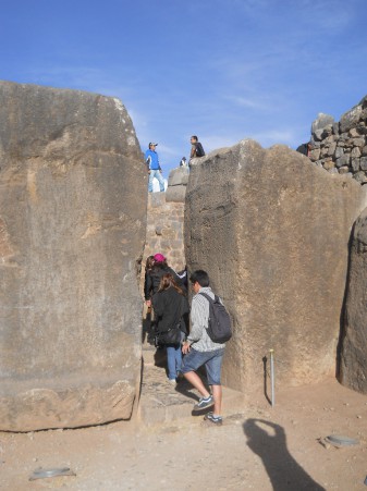 Cusco Sacsayhuam�n, corredor a la escalera con 2 piedras angulares gigantes 03