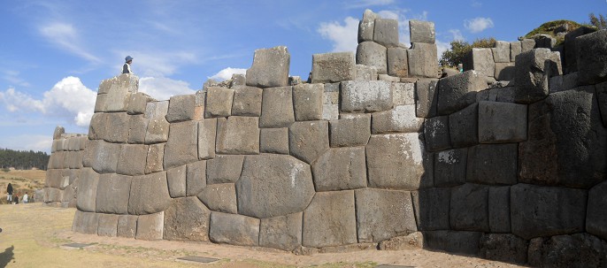Cusco, Sacsayhuamn,
              erste Terrassenstufe, Mauer mit 10-Eckstein, Panorama 01