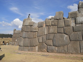 Cusco, Sacsayhuamn, erste Terrassenstufe, die Mauer mit dem 10-Eckstein 01