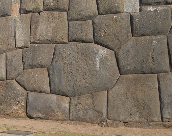 Cusco, Sacsayhuamn, segundo piso, muro con piedra de 10 rincones 02, primer plano de la piedra poligonal de 10 rincones