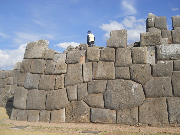 Cusco, Sacsayhuamn, erste Terrassenstufe, die Mauer mit dem 10-Eckstein 03