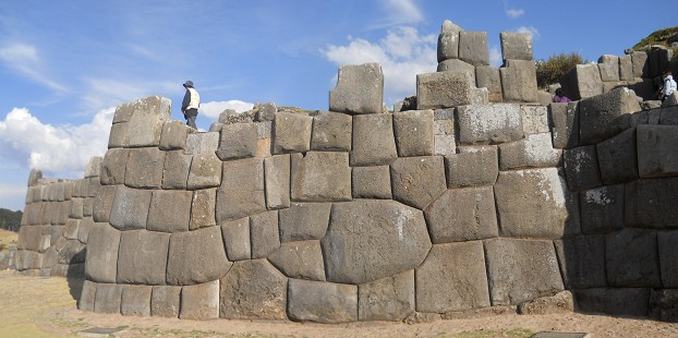 Cusco, Sacsayhuam�n, terrace 1, the wall with the stone of 10 ends (decagonal), panorama 02