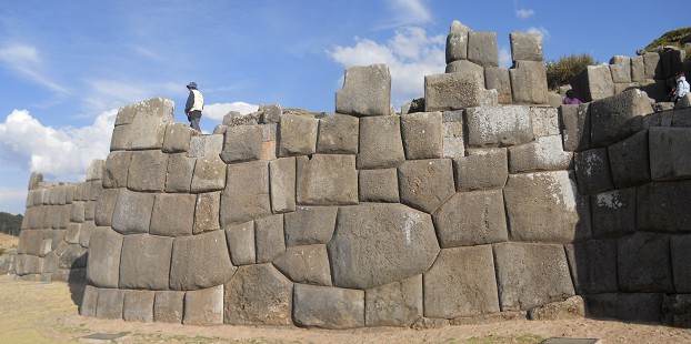 Cusco, Sacsayhuamn, segundo piso, muro con una piedra poligonal de 10 rincones, panorama 02