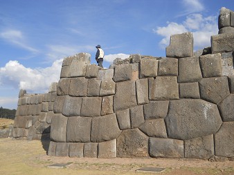 Cusco, Sacsayhuamn, segundo piso, muro con una piedra poligonal de 10 rincones 03