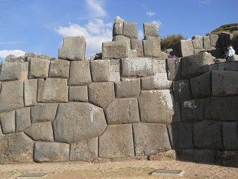 Cusco, Sacsayhuamn, segundo piso, muro con una piedra poligonal de 10 rincones 04