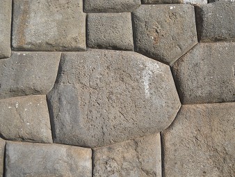 Cusco, Sacsayhuam�n, terrace 1, the wall with the stone of 10 ends (decagonal stone) - zoom