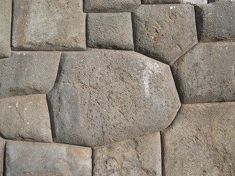 Cusco, Sacsayhuamn, terrace 1, the wall with the stone of 10 ends (decagonal stone) - zoom