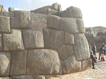 Cusco, Sacsayhuam�n, terrace 1, wall with cut stones 05 (with "fat" bellied stones)