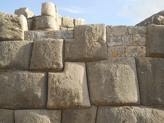 Cusco, Sacsayhuamn, terrace 1, wall with cut stones 05 (with "fat" bellied stones) - detail 01