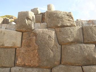 Cusco, Sacsayhuam�n, terrace 1, wall with poligonal stones (again with 10 ends, decagonal stone), detail 10