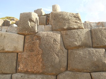 Cusco, Sacsayhuamn, erste Terrassenstufe, Mauer mit Vieleckstein (wieder ein 10-Eckstein), Detail 10