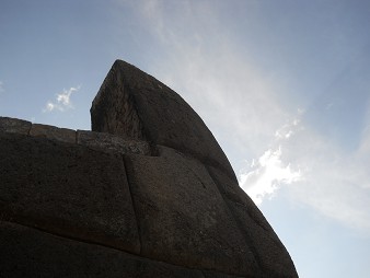 Cusco, Sacsayhuam�n, terrace 1, cut stone 01