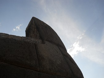 Cusco, Sacsayhuamn, erste Terrassenstufe, geschnittene Steine 01