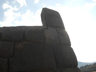 Cusco, Sacsayhuamn, erste Terrassenstufe, geschnittene Steine 02
