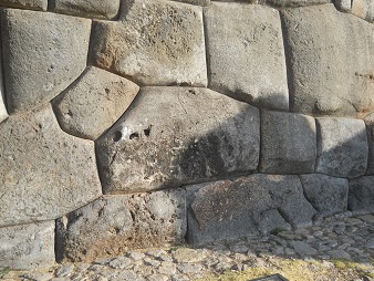 Cusco, Sacsayhuamn, terrace 1, part of a wall with poligonal stones, zoom