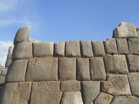 Cusco, Sacsayhuamn, segundo piso, muro con muchas piedras rectangulares